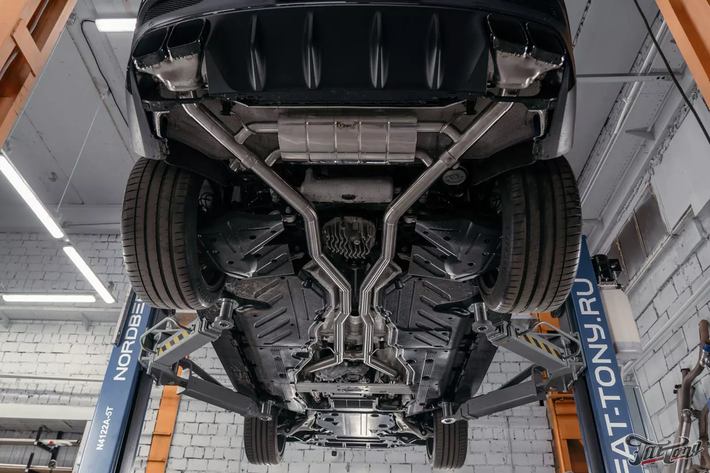 Выкинули BURMESTER 3D из нового Mercedes GLE 63S и установили новую акустическую систему. Выполнили комплексную шумоизоляцию, построили выхлопную систему, установили обвес Larte, оклеили полиуретаном